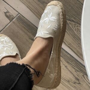 NWOT Soludos Cream Embroidered Leaf Espadrille Flats
